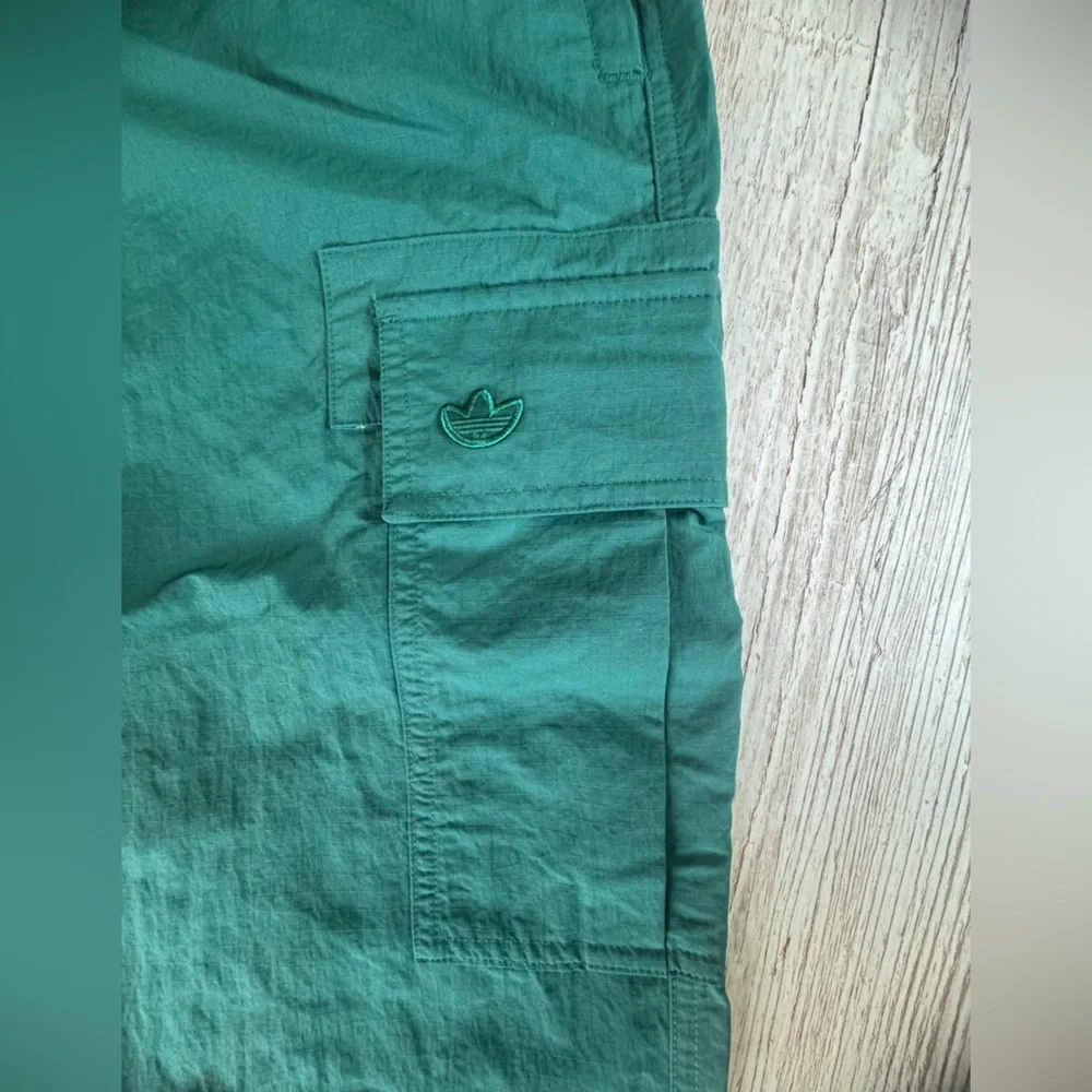 Adidas Nylon Ripstop Cargo Windbreaker Pants in Green Unisex Streetwear Men’s XS